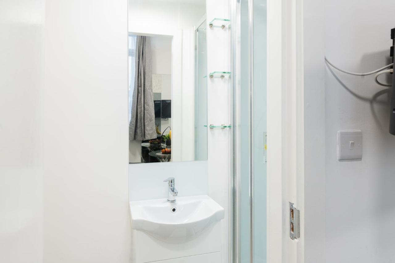 Large Studio Apartment 30 Mins To Oxford Street ลอนดอน ภายนอก รูปภาพ