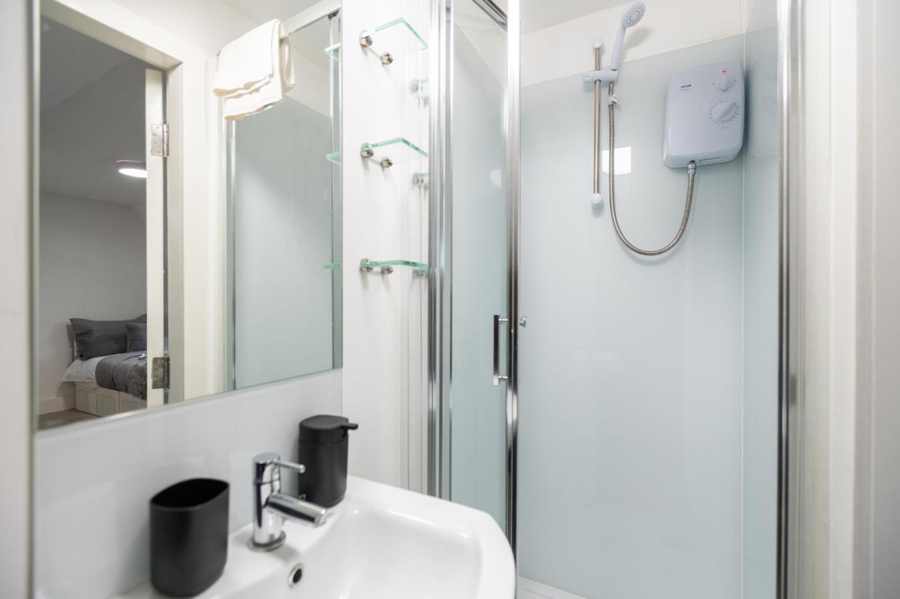 Large Studio Apartment 30 Mins To Oxford Street ลอนดอน ภายนอก รูปภาพ
