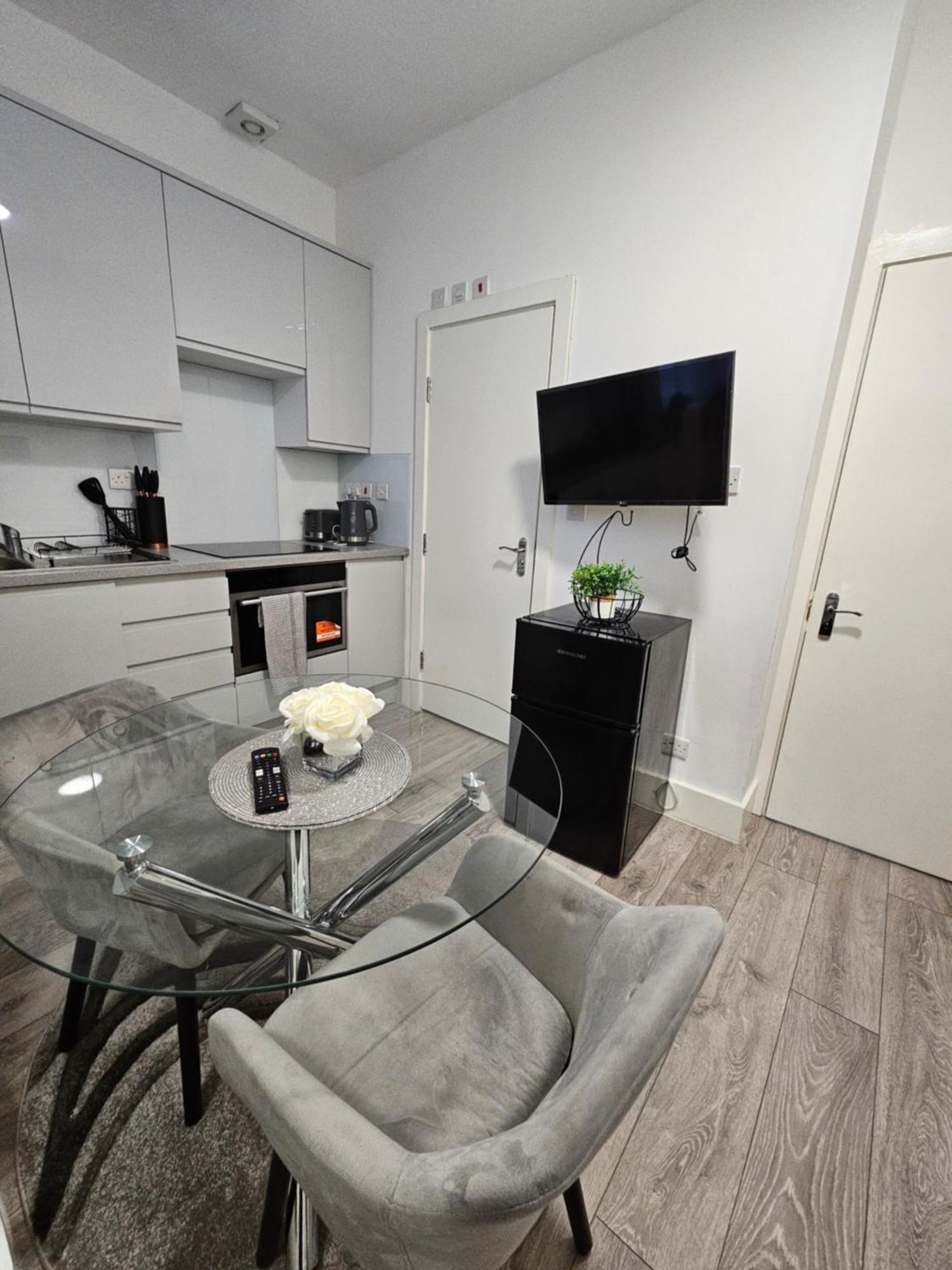 Large Studio Apartment 30 Mins To Oxford Street ลอนดอน ภายนอก รูปภาพ