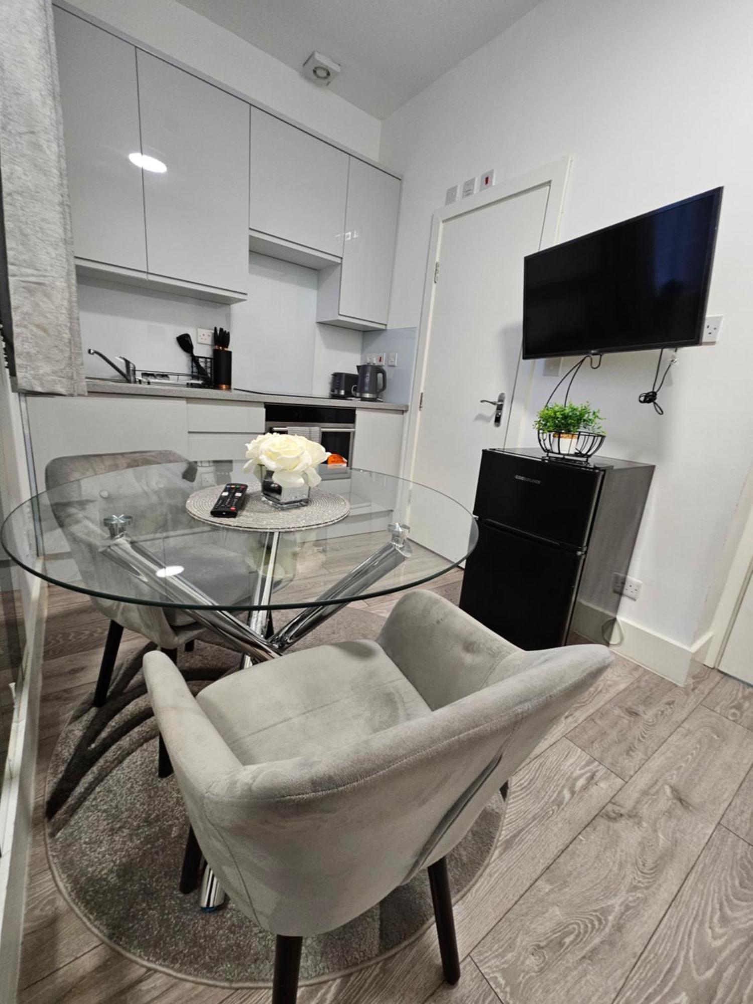 Large Studio Apartment 30 Mins To Oxford Street ลอนดอน ภายนอก รูปภาพ