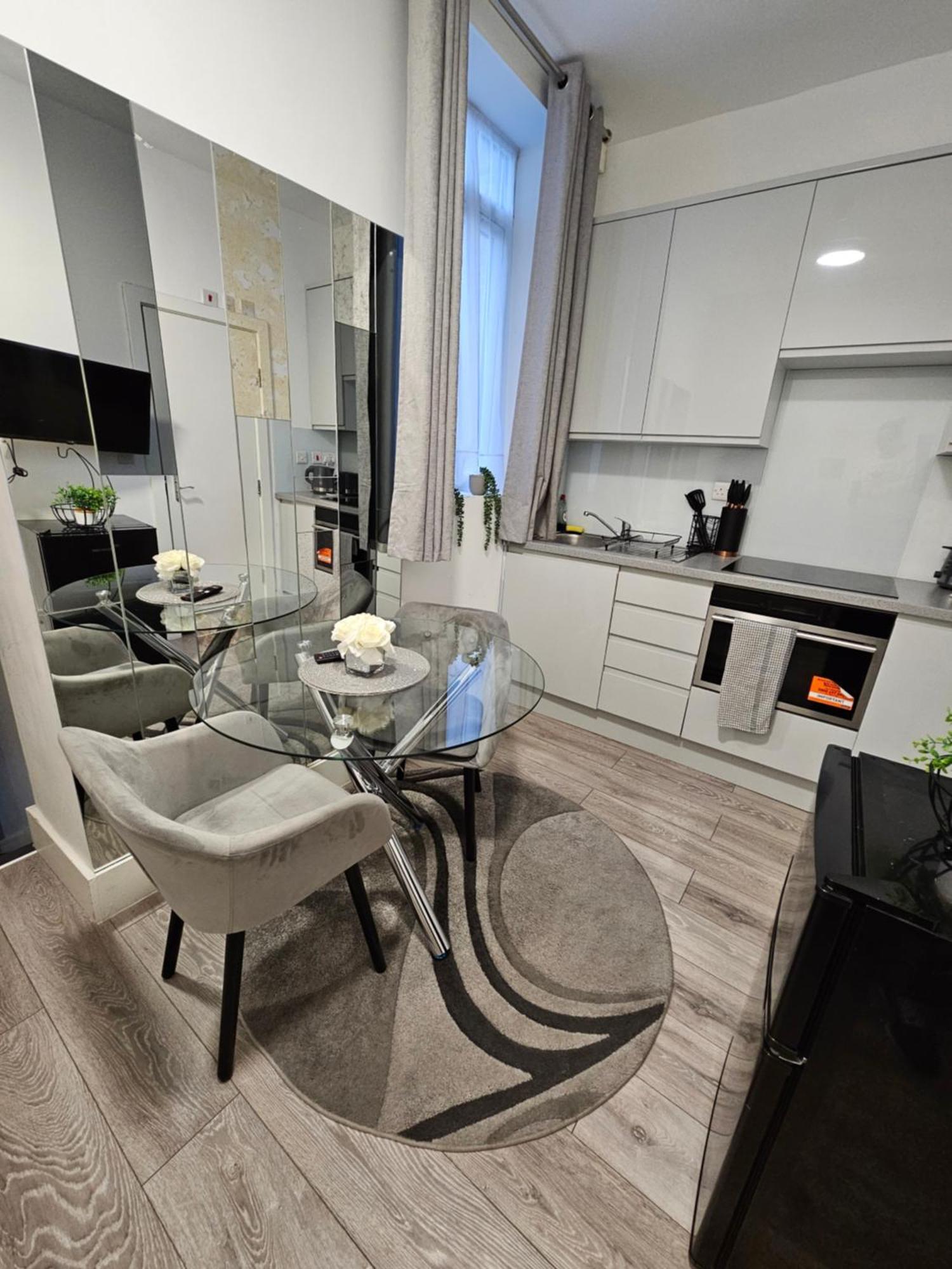 Large Studio Apartment 30 Mins To Oxford Street ลอนดอน ภายนอก รูปภาพ